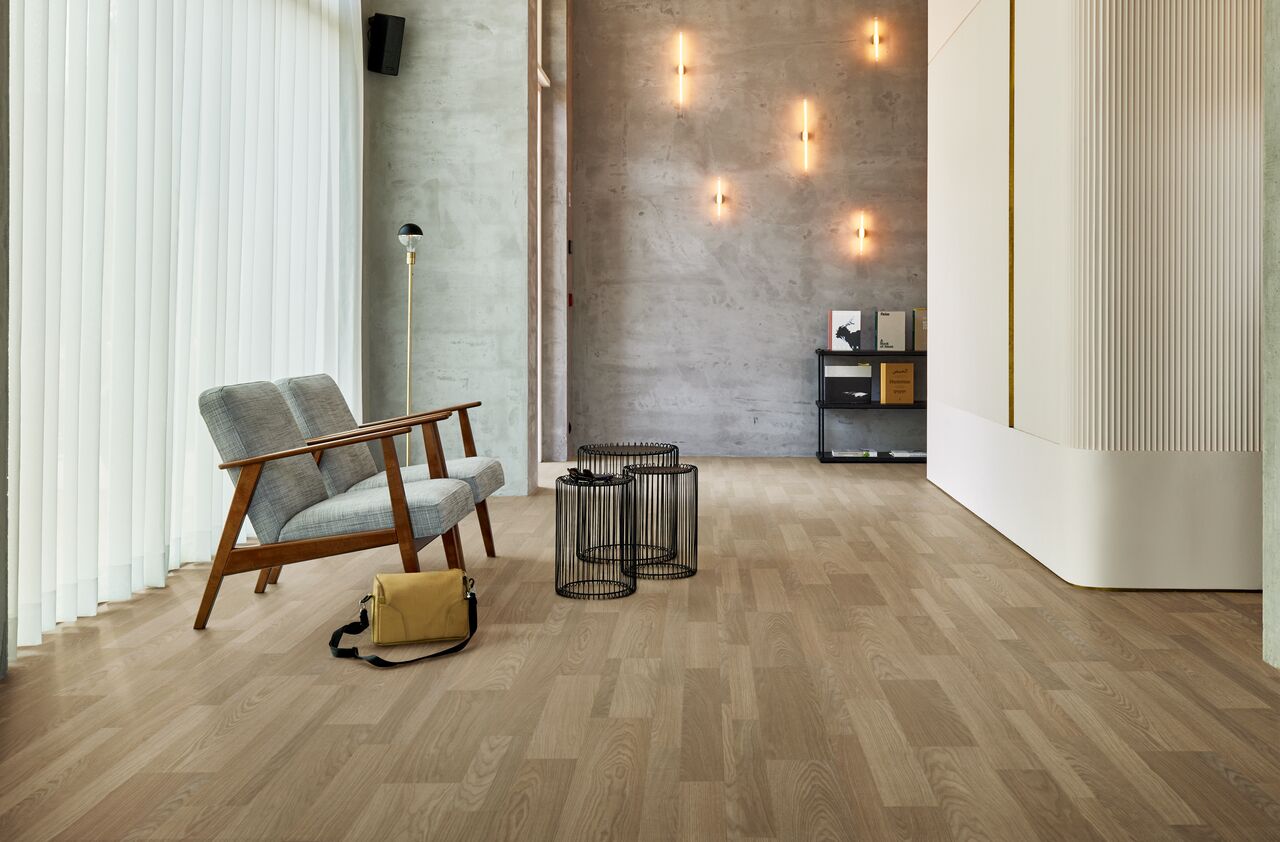 Natural multisize oak wood flooring in a modern interior